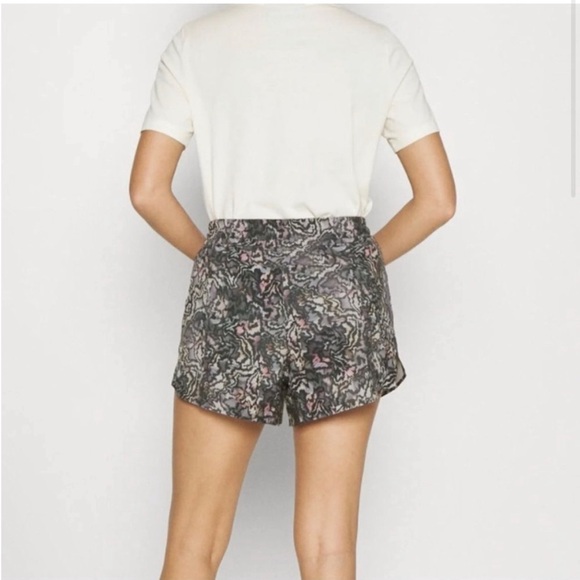 Athleta Crossroads Kinetic Abstract Shorts – Size Small - Picture 2 of 8